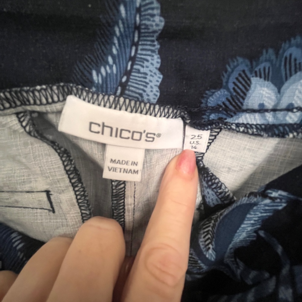 Chicos tee and crops bundle - Picture 9 of 9